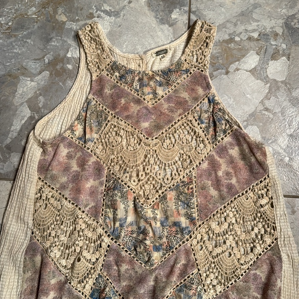 Tan patterned crochet knit tank top - Picture 2 of 5